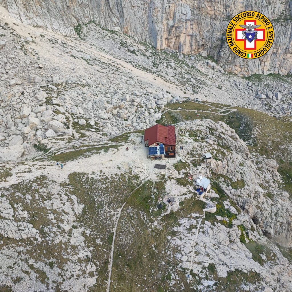 ESCURSIONISTA DIRETTO SUL MONTE AMARO STRONCATO DA UN INFARTO E SOCCORSO UN RAGAZZO AL RIFUGIO FRANCHETTI PER UN DOLORE TORACICO